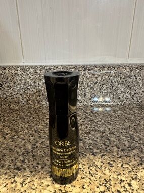 Oribe Protective Hair Spray in Black and Gold travel
